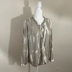 Knox Rose sz med top in a shibori style tie dye in tan and off white